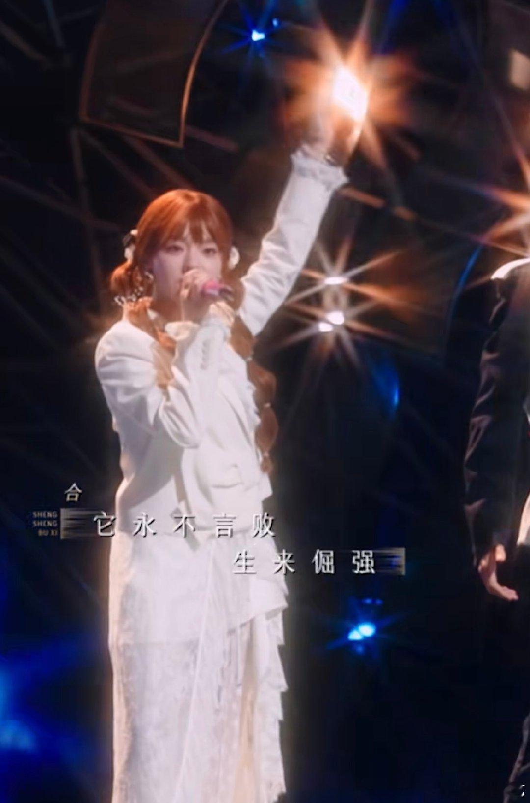 三大唱将同台就是听觉暴击！《生来倔强》的每一个音符都透着热血，声线铿锵有力，传递