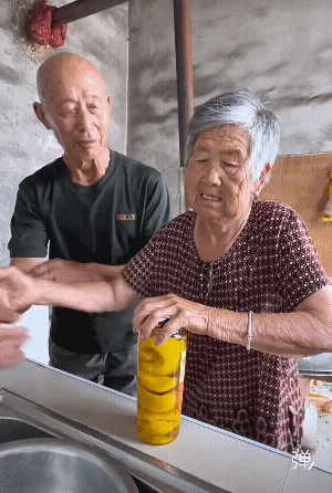 奶奶咧嘴笑的那一刻是她自己拧开了，好可爱，然后去拿碗，爷爷却来帮，结果.....