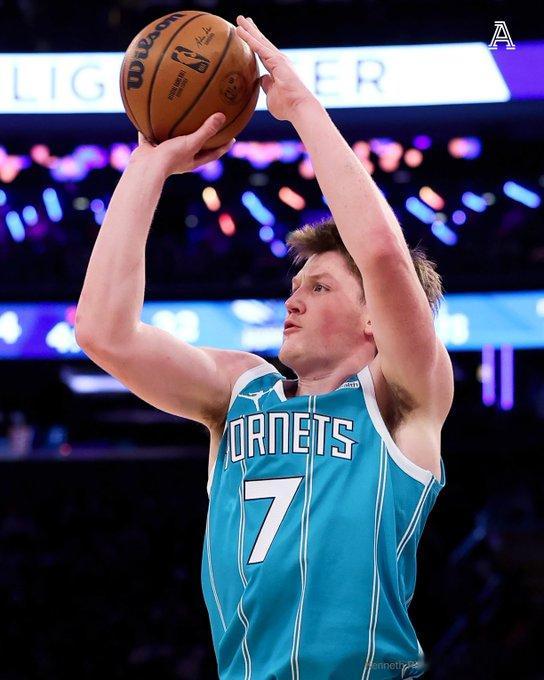 这就是康神！新秀克尼佩尔半场4记三分拿到15分，本赛季他的三分球命中数已经达到1