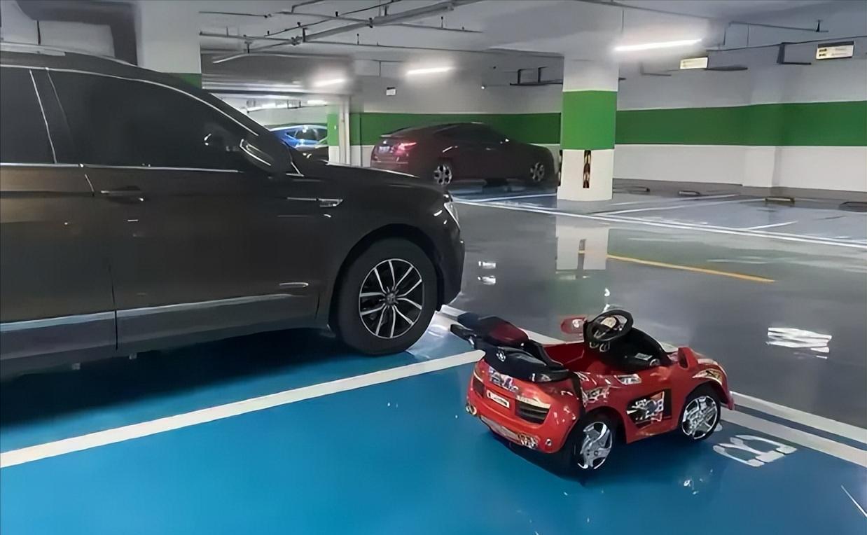 “车位紧张关我什么事啊？”浙江，一男子买了3个车位，却频频被别人占住，他一气之下