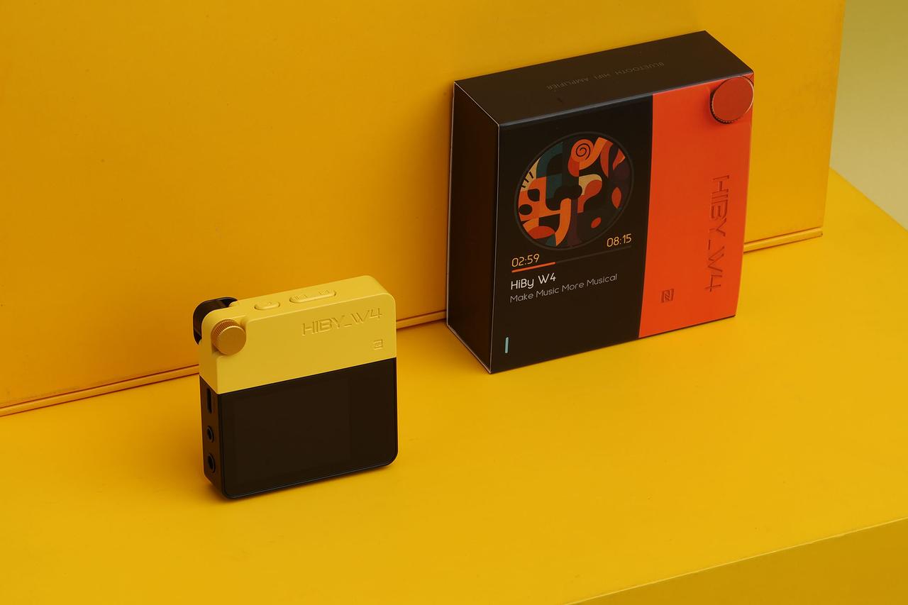 不得不说，HiBy W4的颜值在便携蓝牙解码耳放中确实很能打，亮眼的配色个性化十