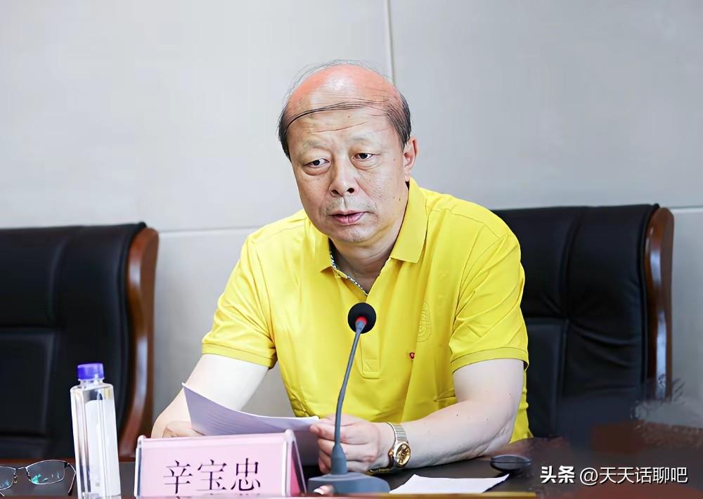男人的形象真的是太重要了，
看看这位大学校长，
为了捍卫自己仅存的一缕头发，
生