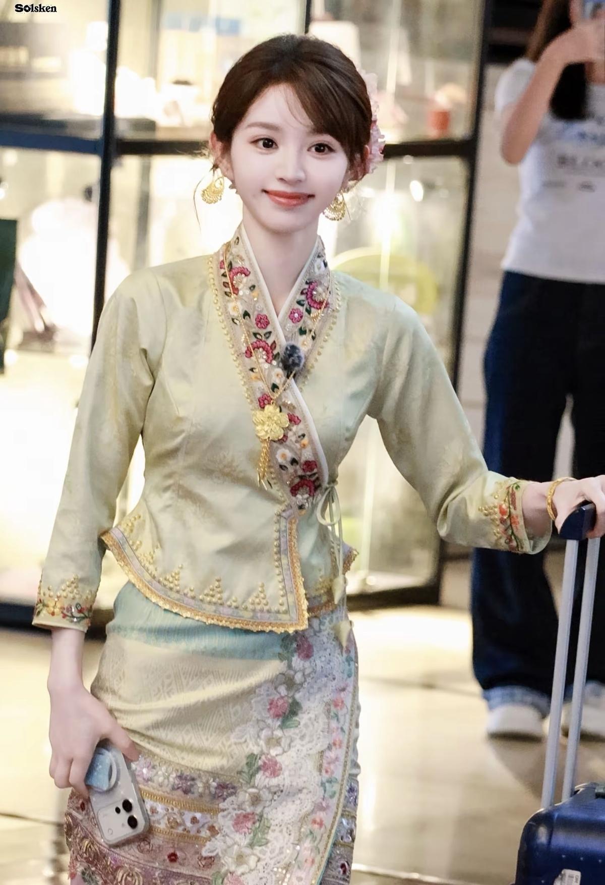  田曦薇浅绿傣族刺绣套装，甜妹撞上民族风情，温柔又灵动[赞][给力]娱乐明星