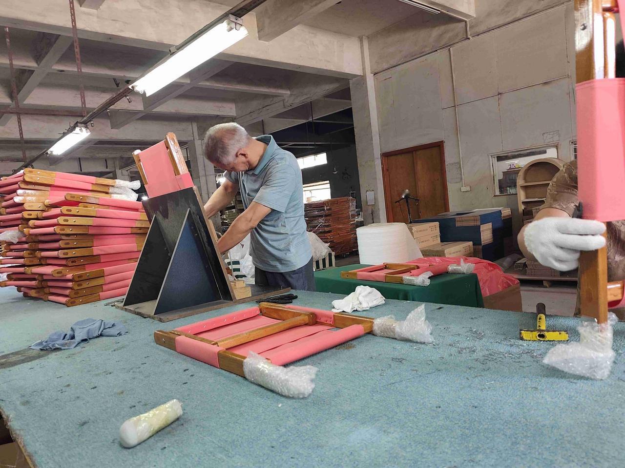我的今日状态：😁轻松愉快
我这里的天气：☀️晴天
包装车间打钉时没打好一个人的