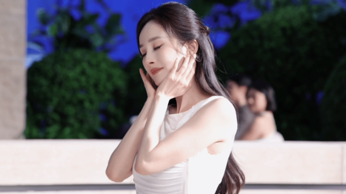 杨幂白色无袖裙杨幂这套极简白裙造型真的美到我心坎里了，简直就是下凡的仙女吧。杨幂