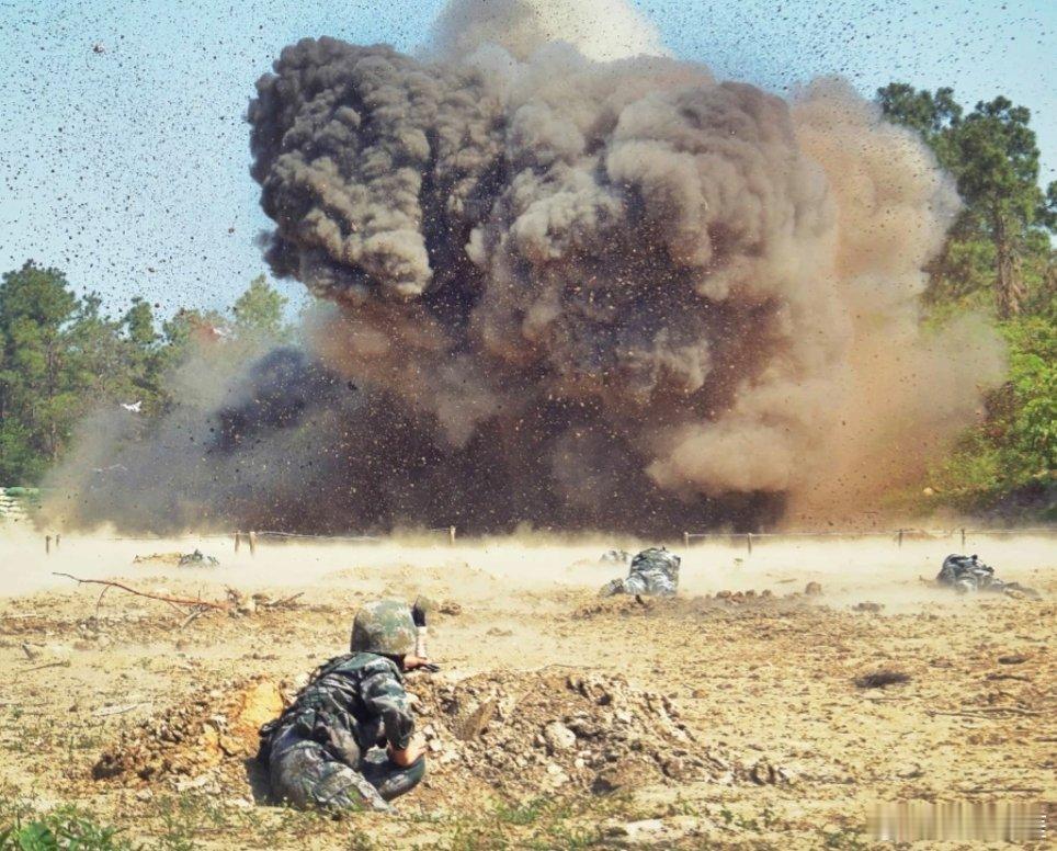 一身军装，一方战位，没有从天而降的英雄，只有挺身逆行的凡人！晚安