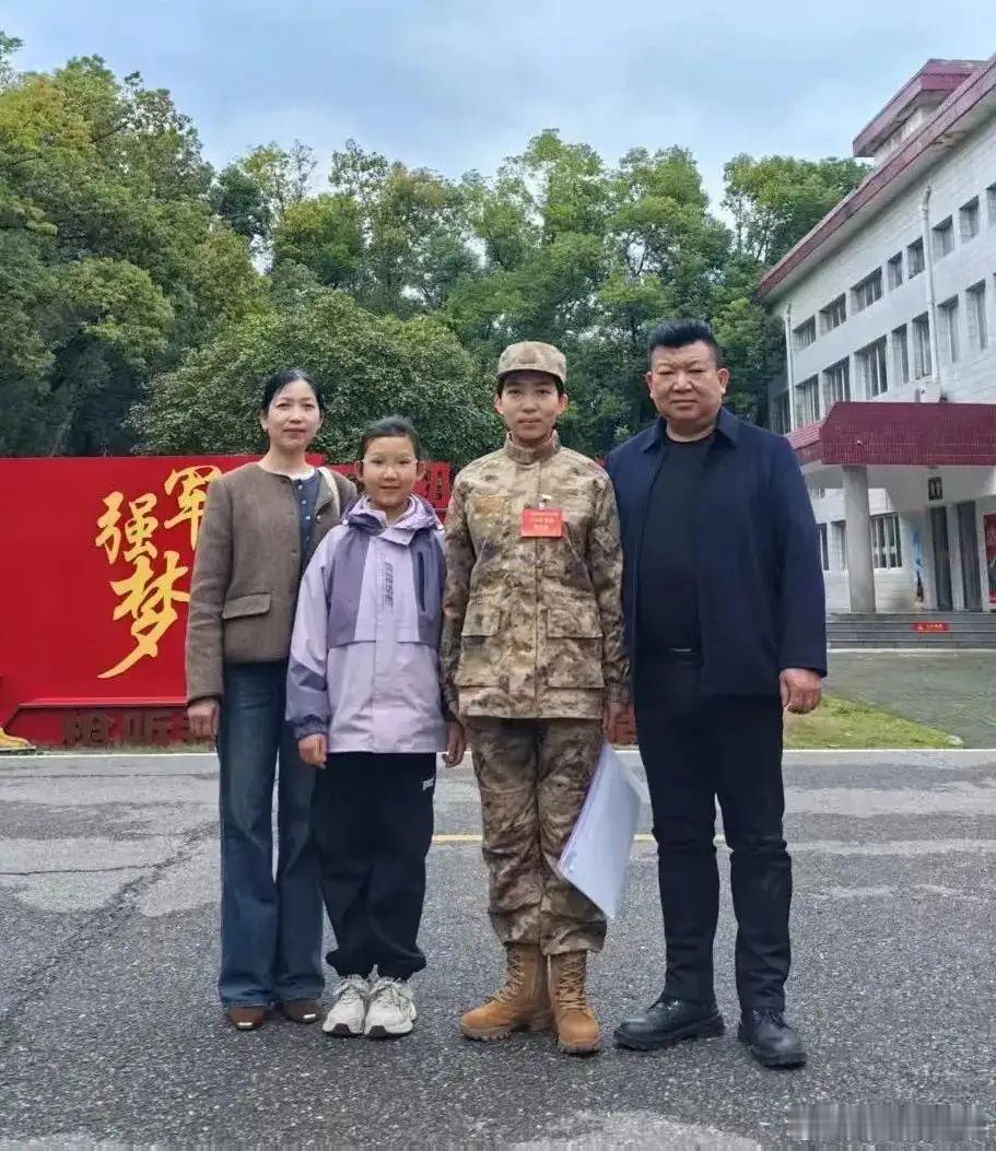 张玉玺二次入伍烽火问鼎计划 张玉玺，一位从海军某部退役的女大学生，在大学顺利毕业