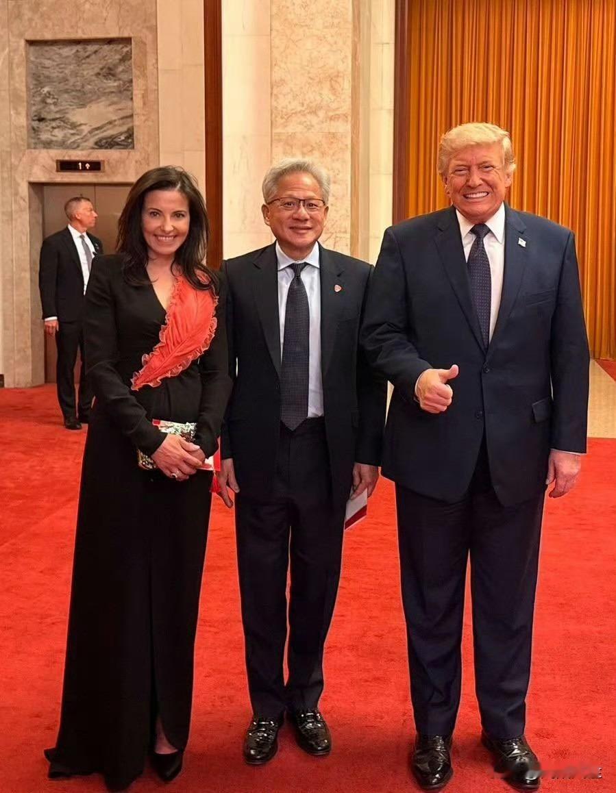 Meta公司总裁兼副董事长迪娜·鲍威尔秀合影，都挺乐呵！