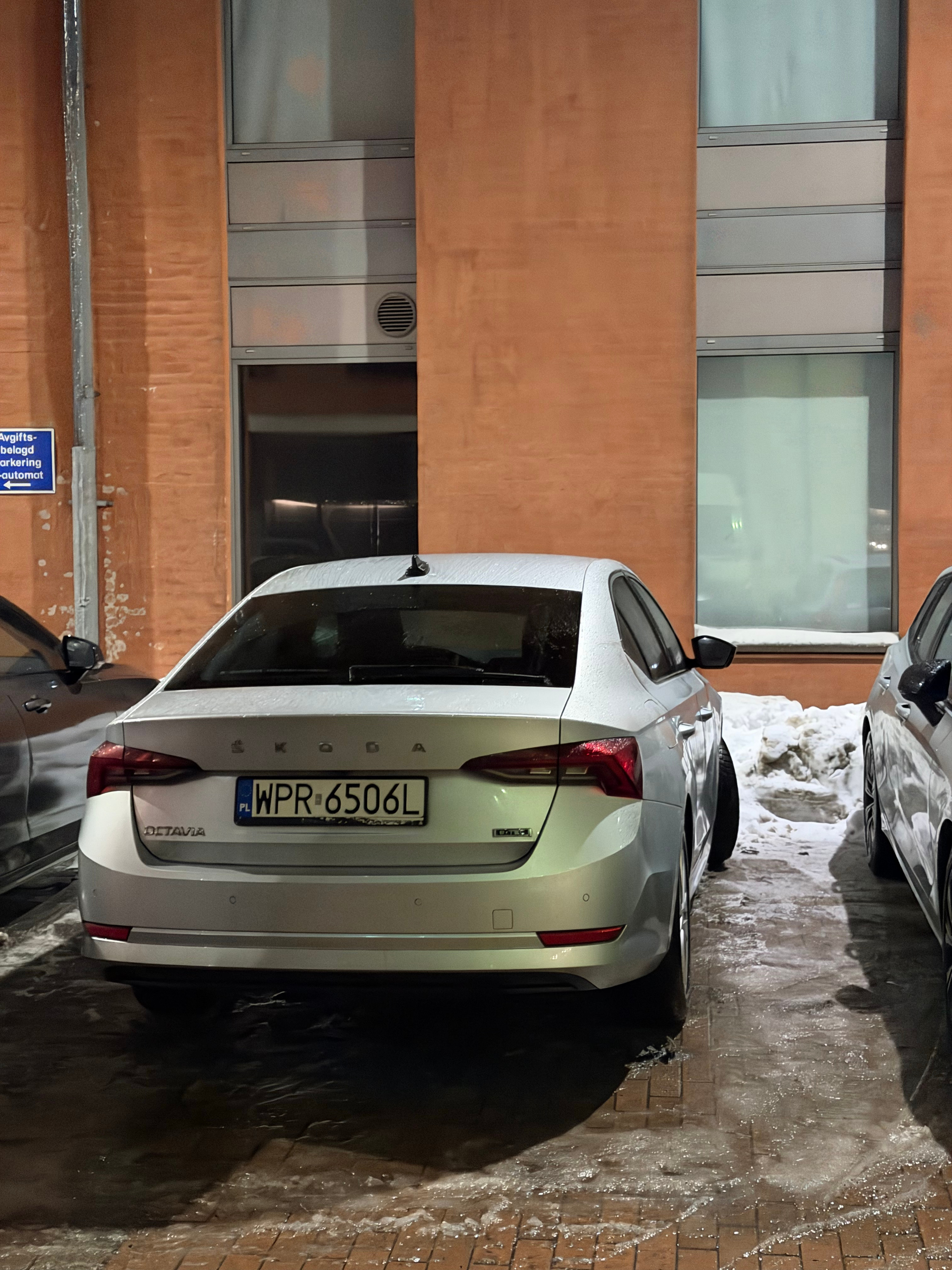 到酒店刚洗漱完 准备睡觉终于可以躺平睡了晚安 