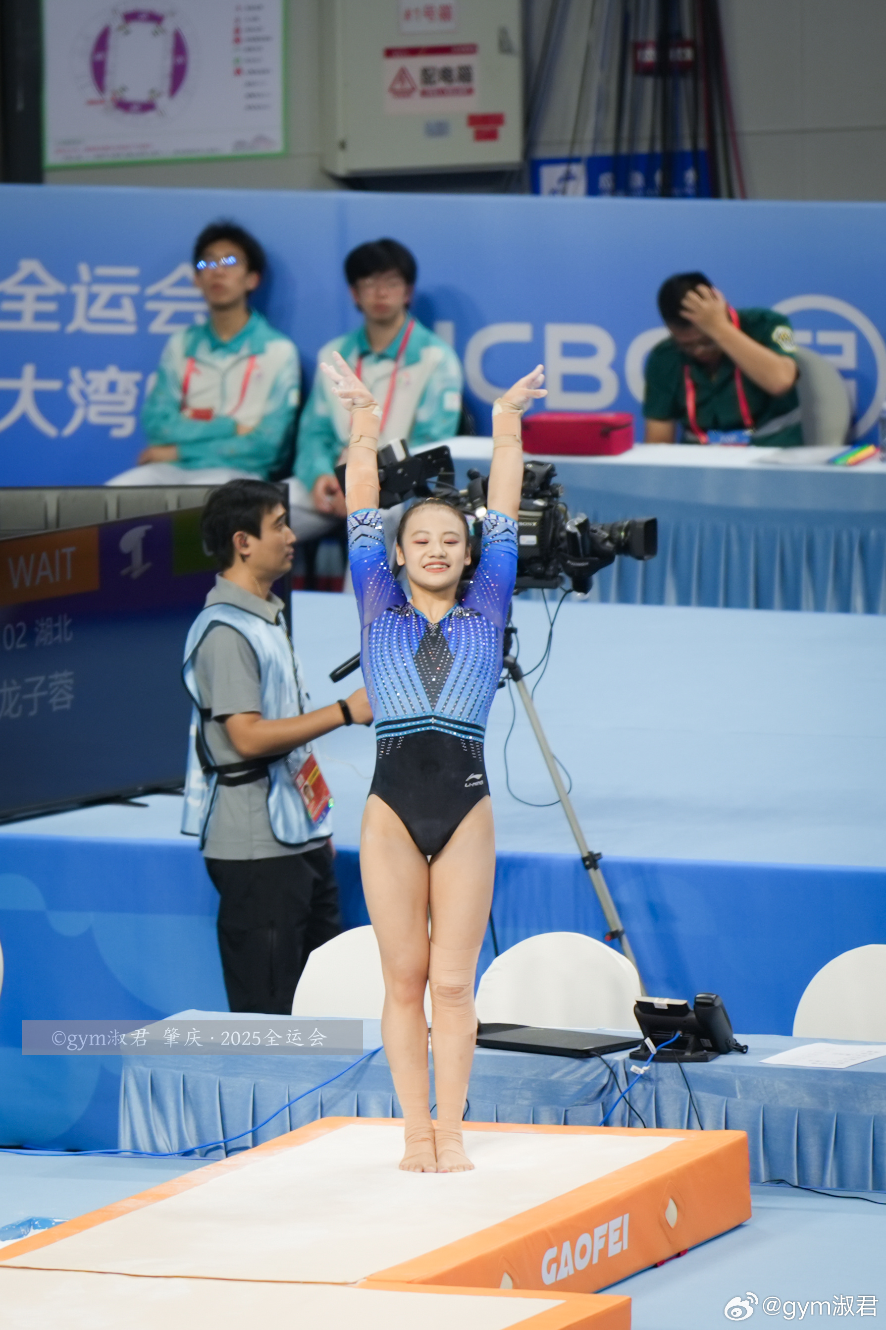 邱祺缘体操 后脖子上贴满了肌贴的邱邱