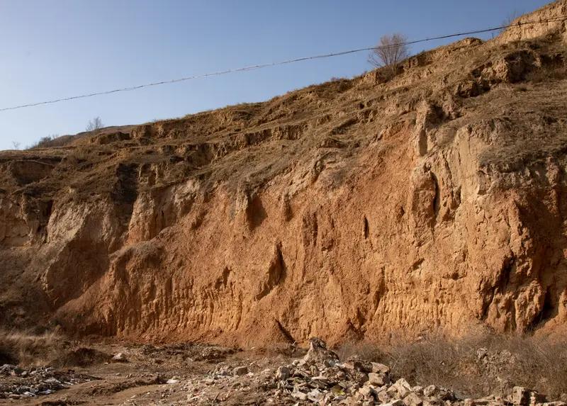 黄土高原的土和太平洋三文鱼，看似八竿子打不着，实则联系紧密。黄土高原的粉尘来自内
