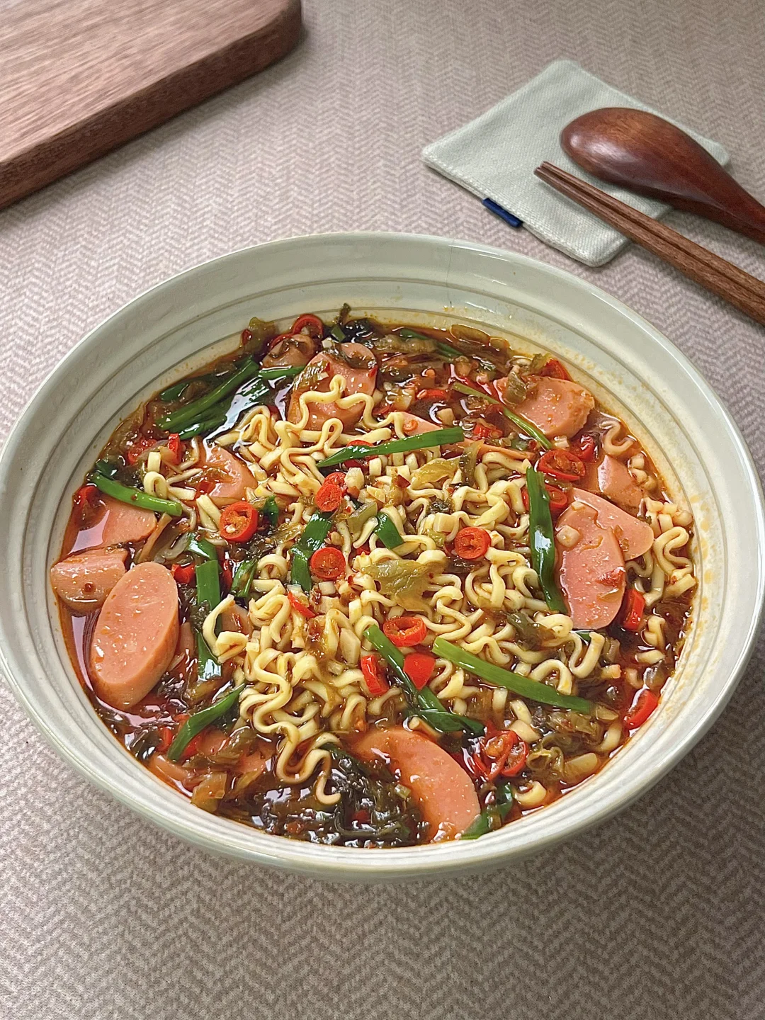 酸菜火腿泡面太太太好吃了🤤汤都能喝完❗️