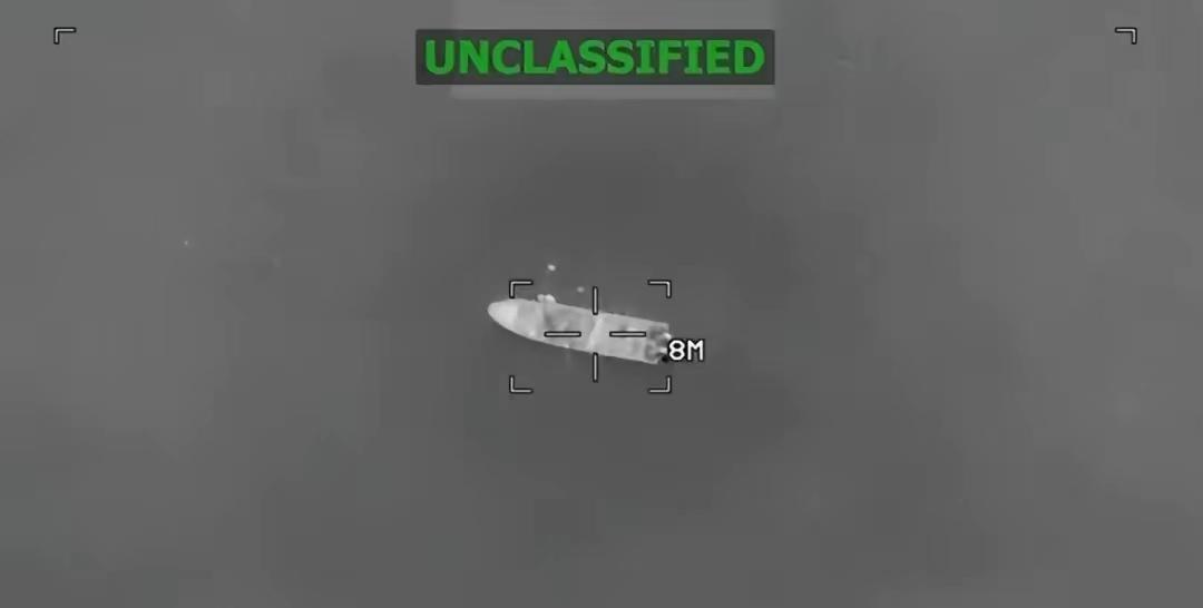 【突发，美军开火了】
东太平洋与加勒比海
美军第五舰队对着三艘船只，开火了，瞬间