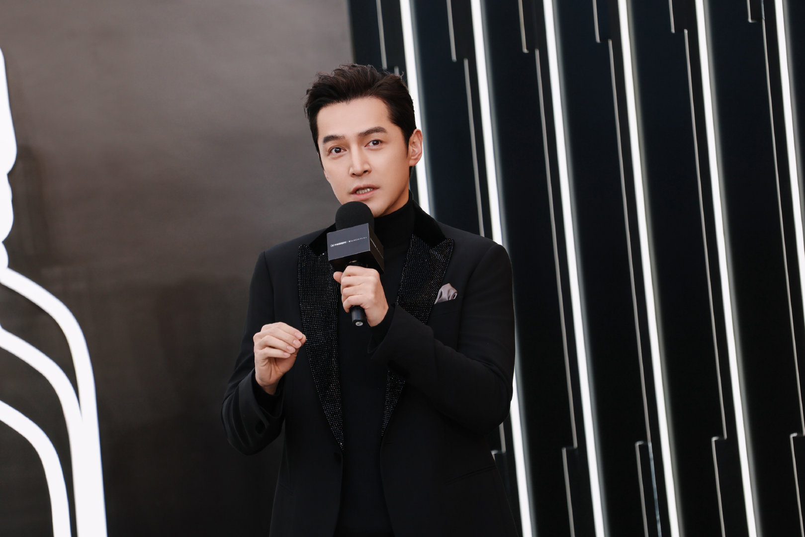 胡歌生图即神图 还有谁没被今日修丽可活动上的圈粉吗？谈吐真诚谦逊又言之有物，儒雅