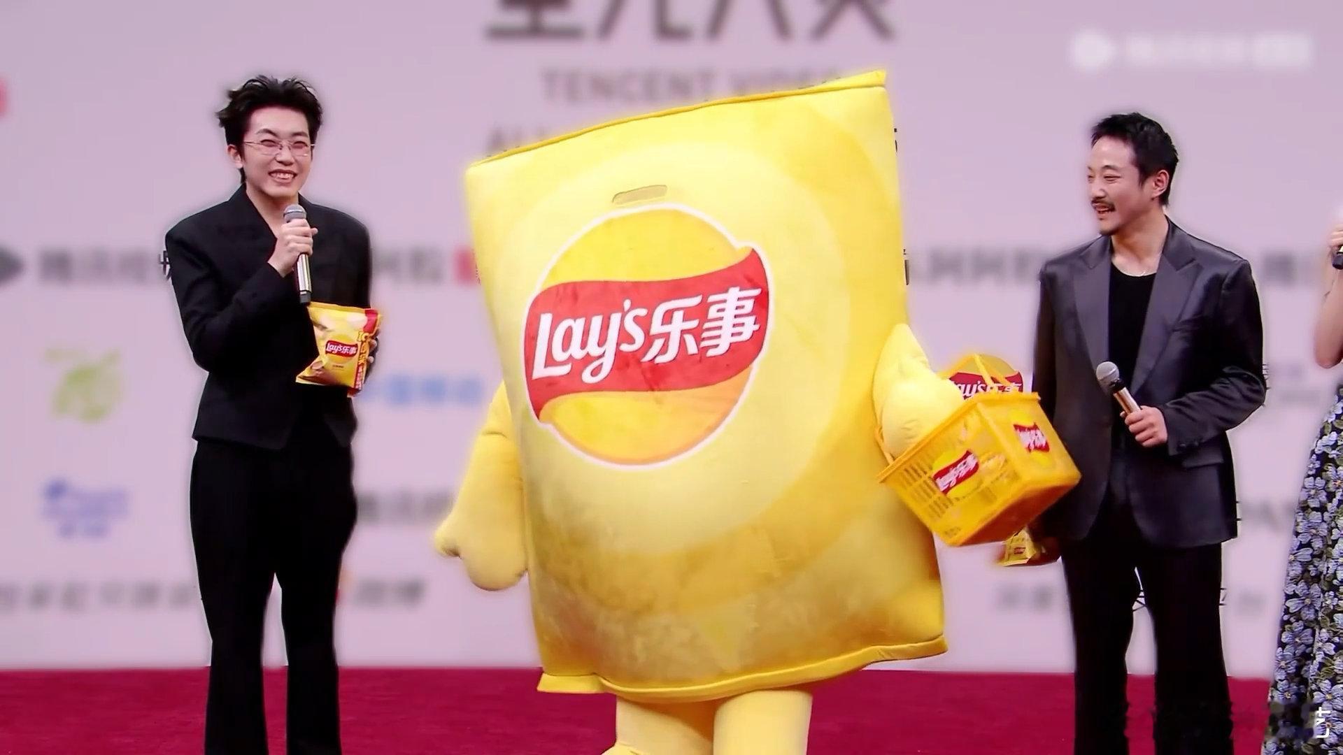 星光大赏乐事太会整活了 前方高能！星光大赏红毯 惊现"偷家"现场！乐仔一个闪现加