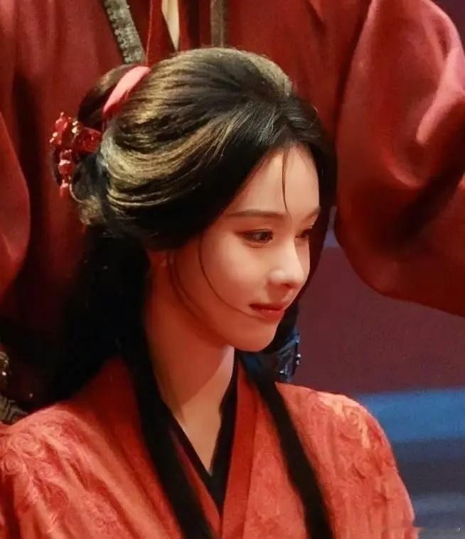 陈都灵翘楚卡脸路透，女主看起来挺精彩的 