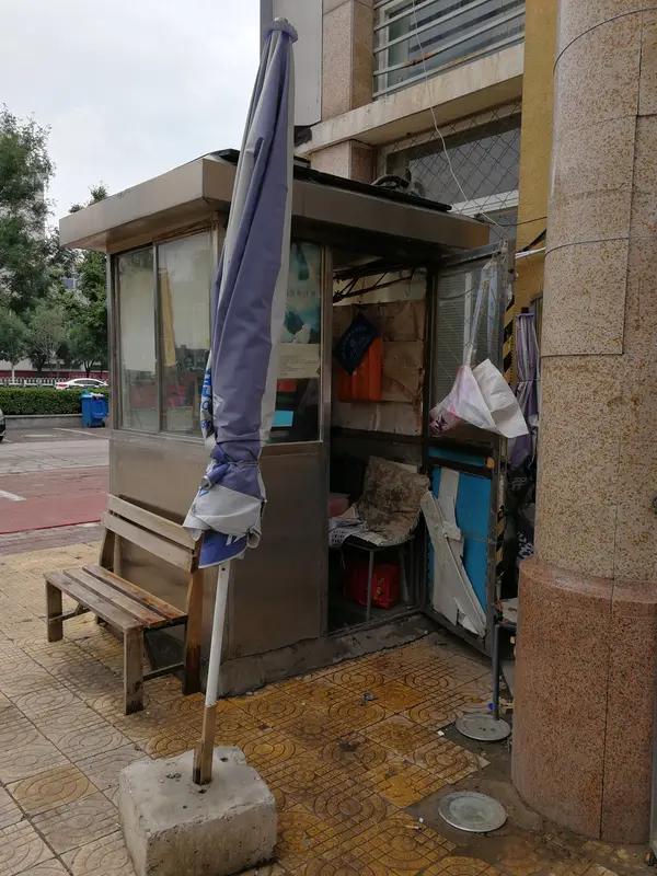 海南海口这事儿太离谱了！5月23日，一女子带孩子被困电梯，打电话求助，保安竟说“