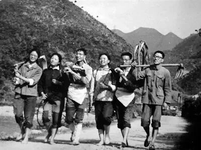 那些远去的日子29
关于知青的记忆（三）
当时流行两首风格皆然不同的歌曲
现在还