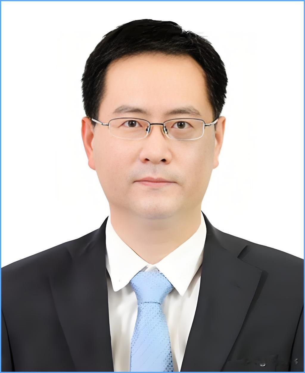 没想到在内蒙古乌兰察布市工作的老周，拥有武汉大学公共管理硕士学位。他早年在北京工