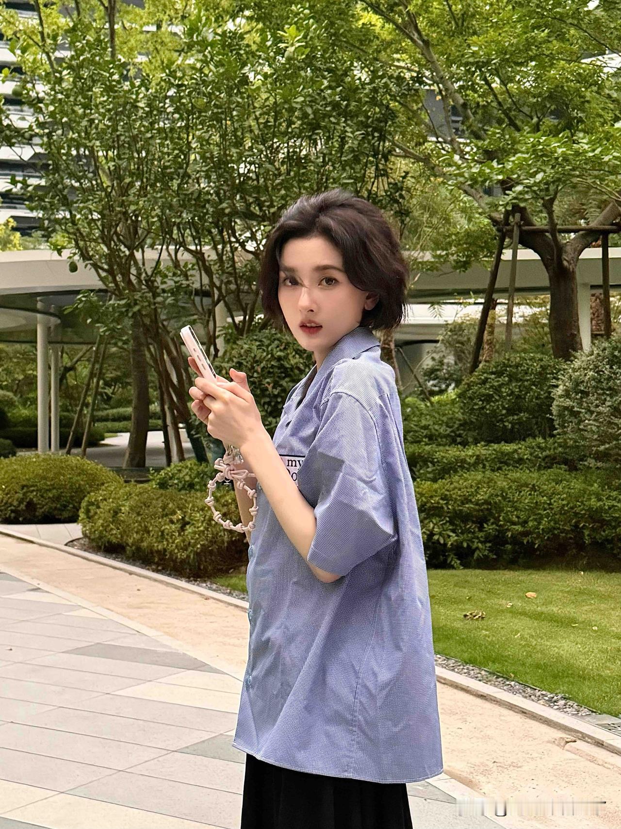 祖儿也剪短发了～
真是古灵精怪美丽又可爱！
想剪短发的冲动又达到了巅峰～
