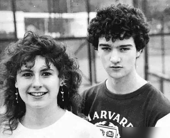 1985年4月的时候，在香港北角宝马山这个地方，一对英籍学生情侣被人发现的时候，
