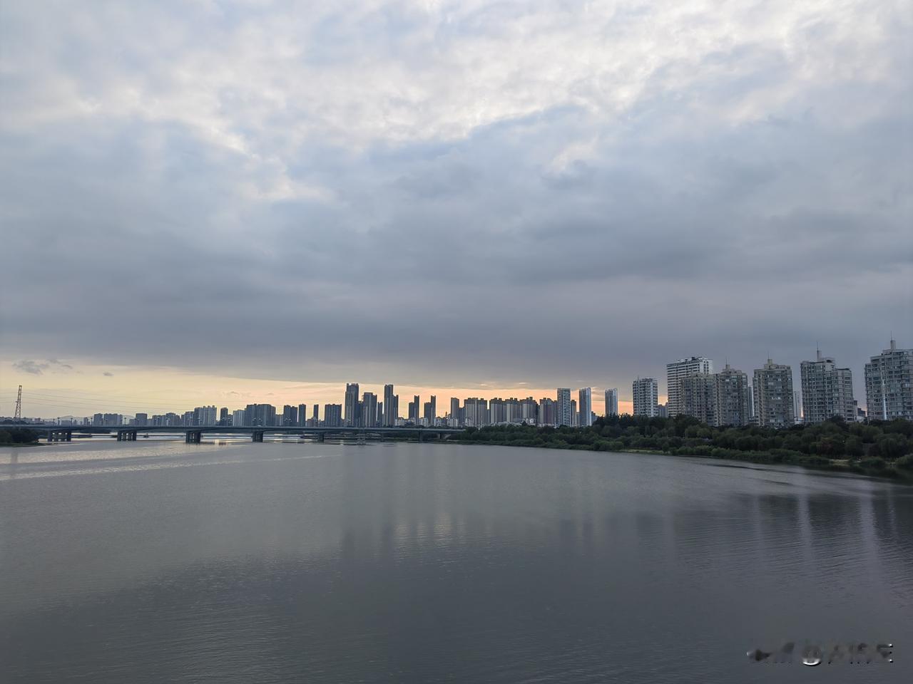 这次感冒症状与以往有点大不同，一个鼻孔通气，一个鼻孔不通气。
左边鼻孔不通气，导