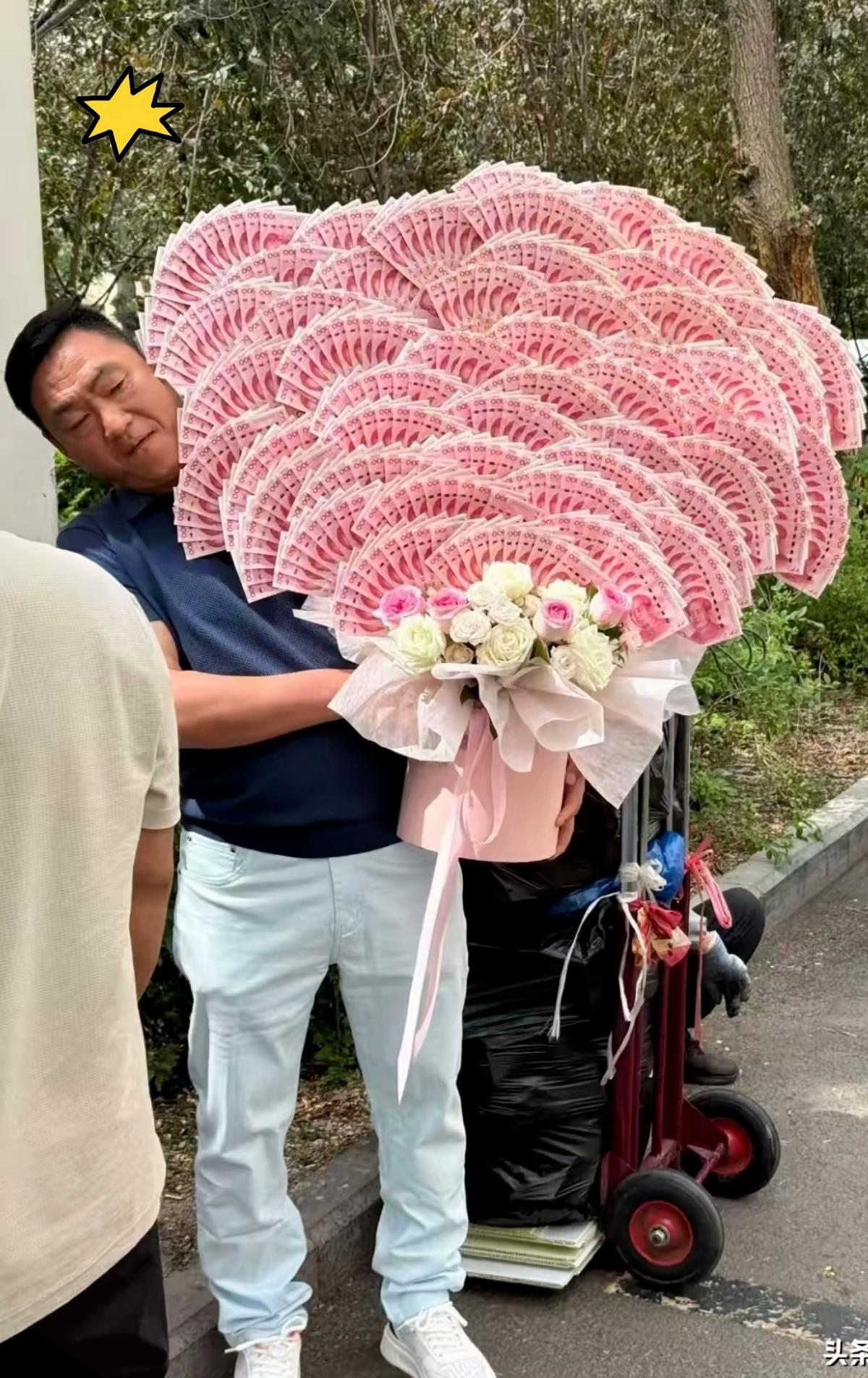 实力派的家长[赞]高考结束后送给孩子好大一束花，有钱花[玫瑰][玫瑰][玫瑰]高