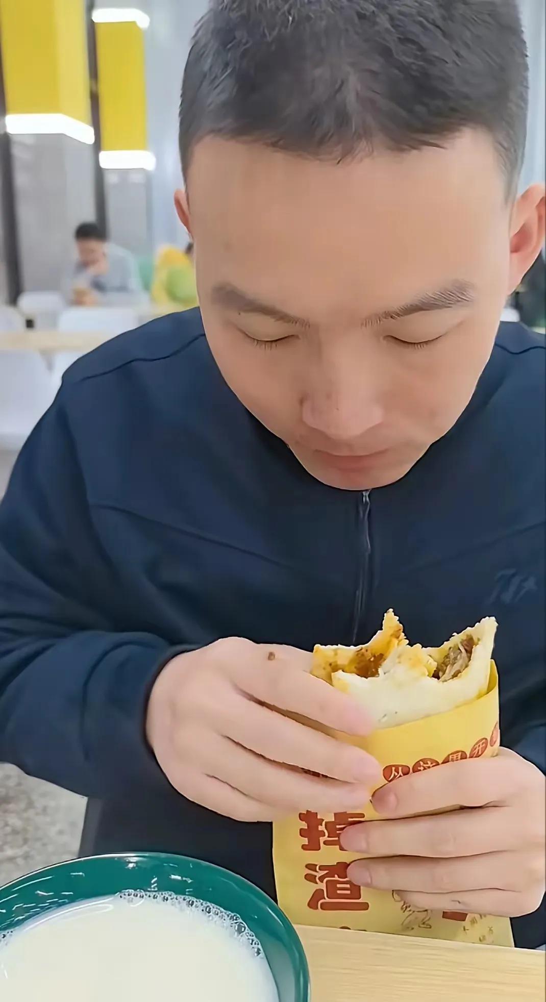 家人们，出身平凡的谢浩楠，从小养成节俭习惯，吃饼时连手上的渣渣都舍不得浪费。为减