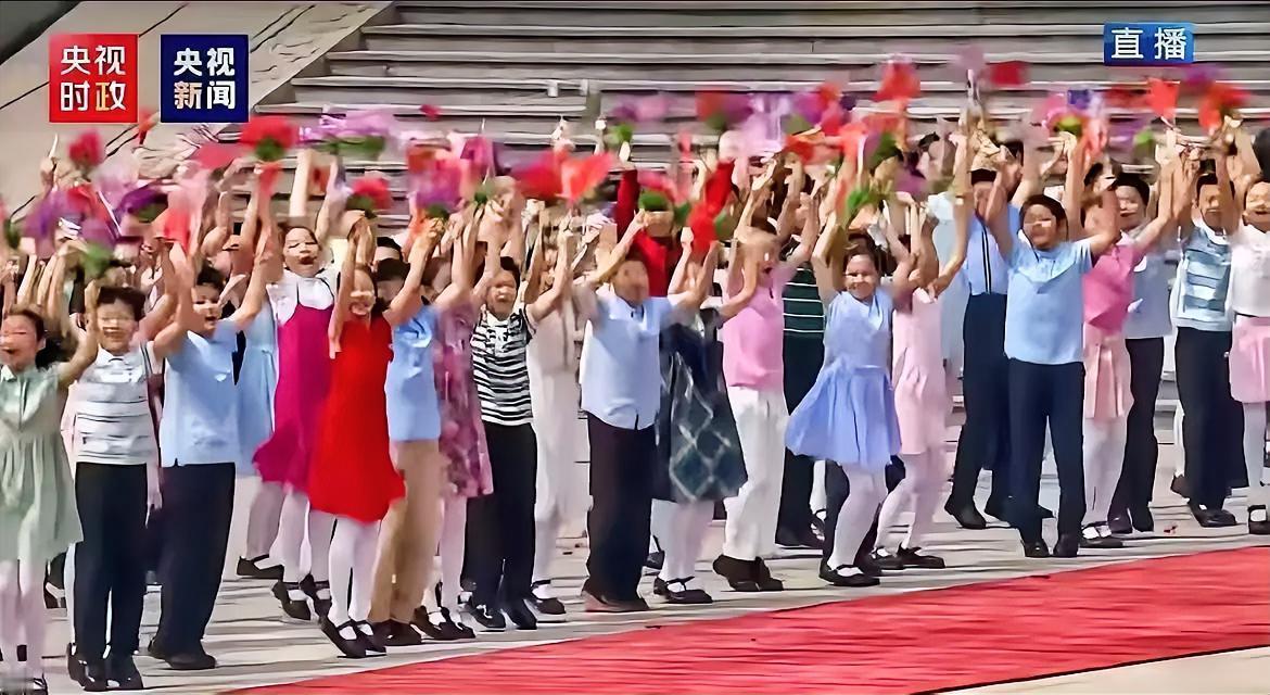 少年眼里的大国风华，是最动人的时代星光
 
一场温暖庄重的上午欢迎仪式，藏着比晴