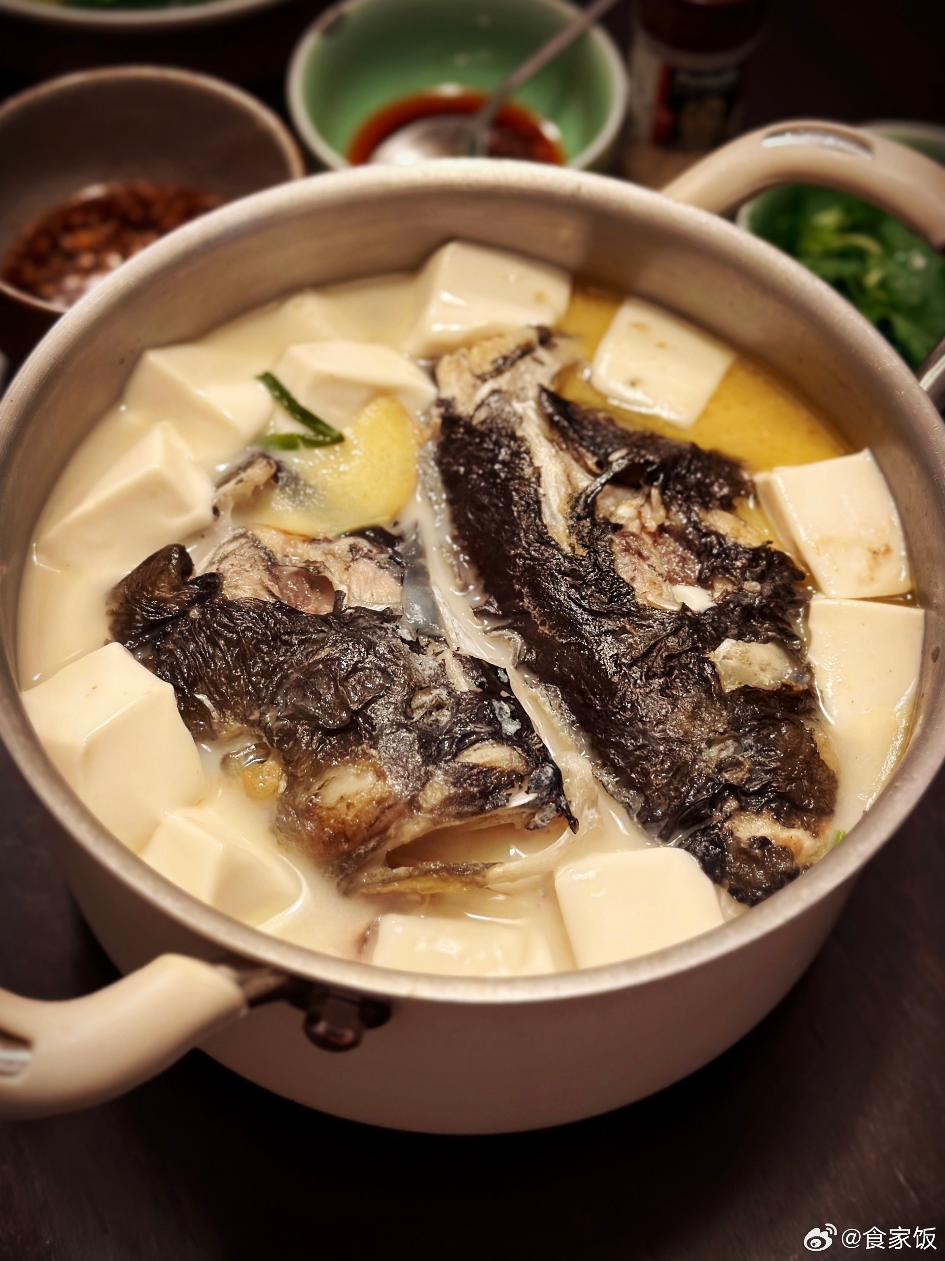 大鱼头多留一段肉，汤才笃得浓，而且千岛湖的鱼，肉也甘甜细洁，蘸姜醋糖的蘸料，简直