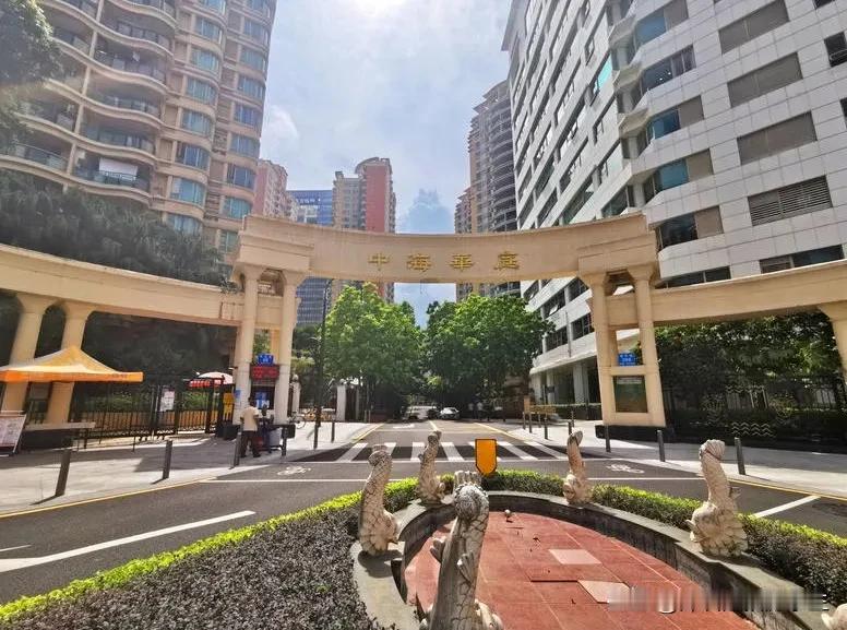福田中心区四大神盘：中海华庭，坐拥城市最核心资源，出则繁华尽揽，入则静谧独享……