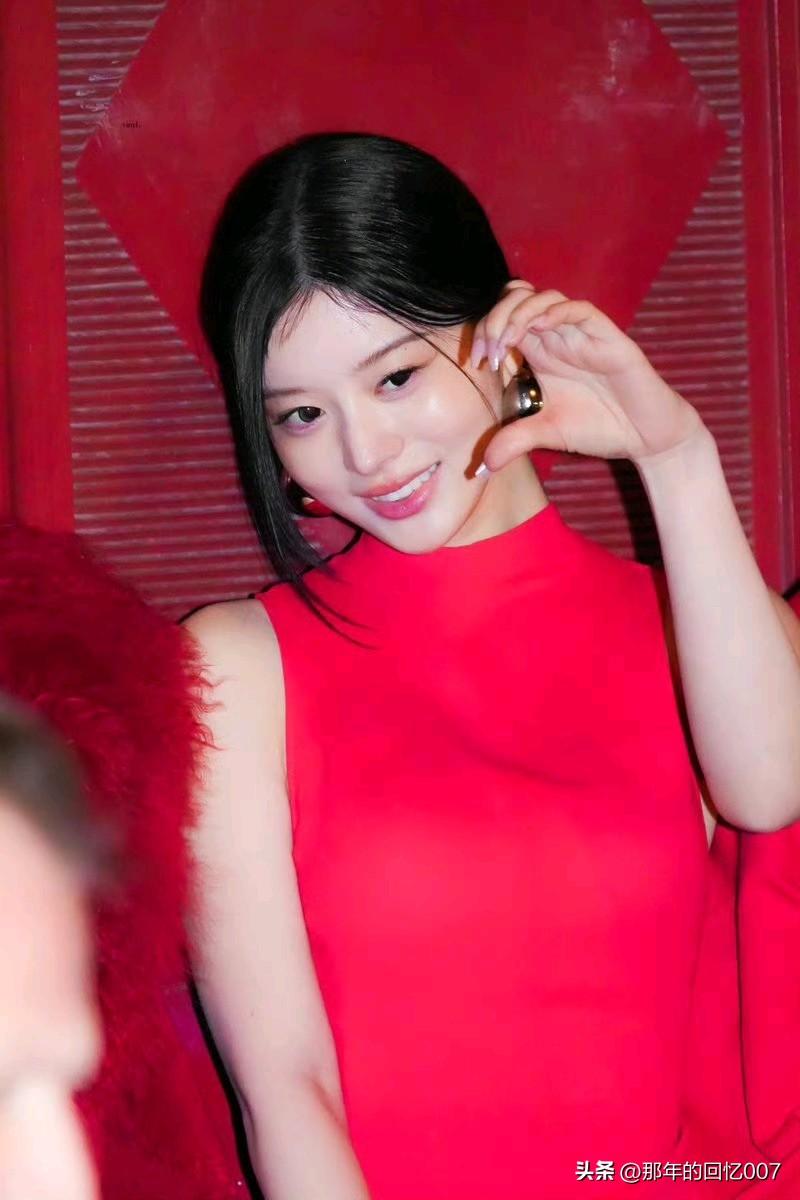 看到“红衣少女甜笑，复古电话情调浓”，瞬间脑海里就有画面了。一个穿着红衣的青春少