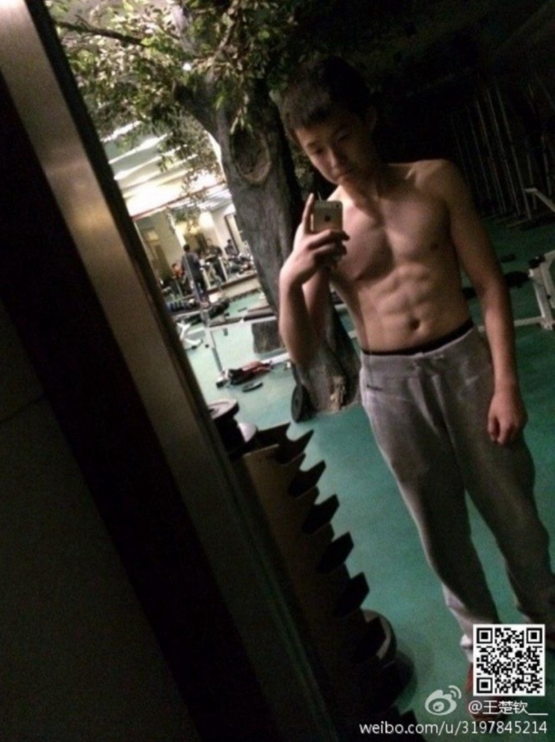 14岁正是装装的年纪📱手机倾斜45度 