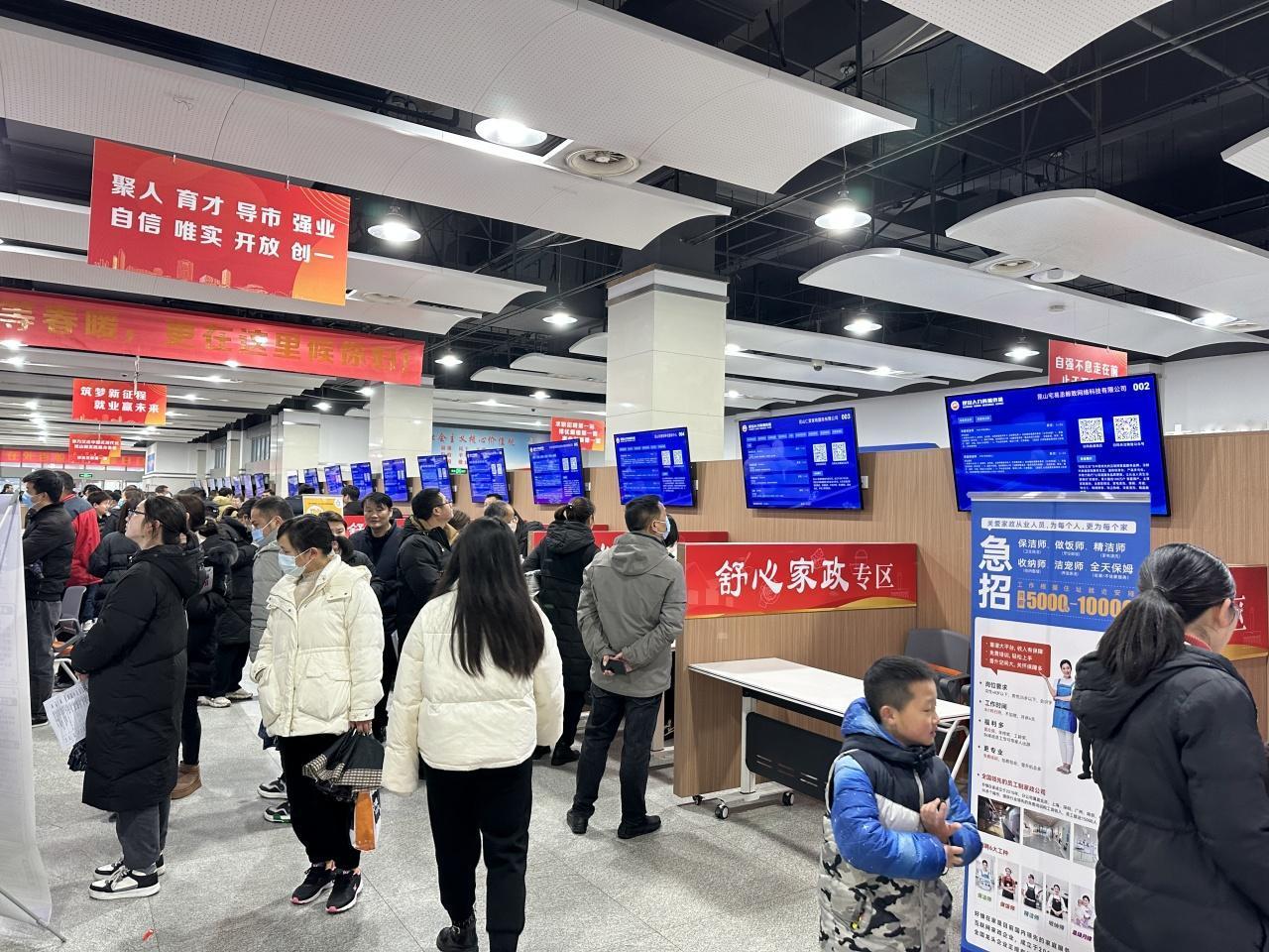 苏州确实骗子多。很多黑中介电子厂招工，给出很高的工资诱惑你，一进厂就让你交服装押