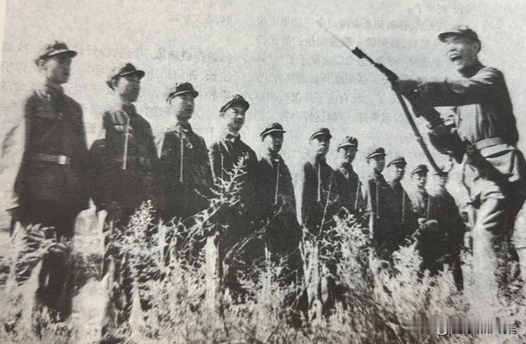 1975年11月，时任总参谋部顾问的孙毅将军（右一）在全军教导队队长集训班上为学