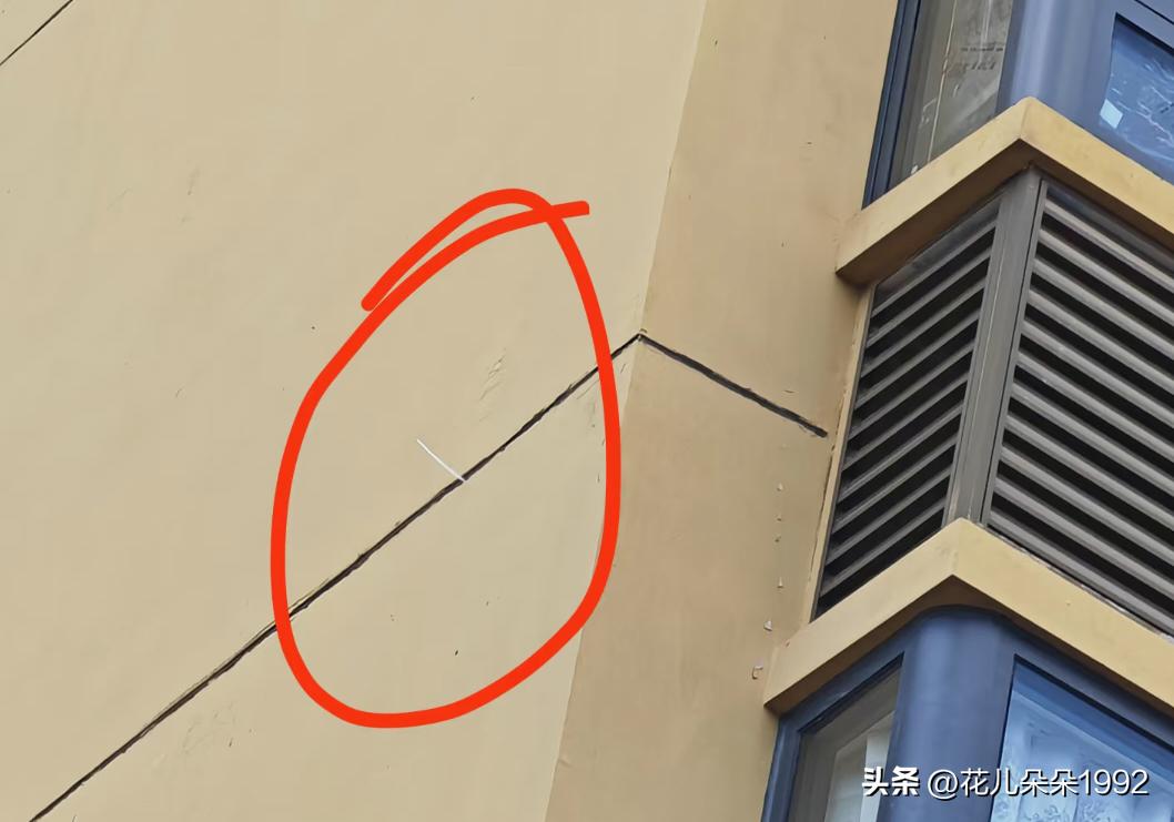 外墙有根管子通到我家卧室！！
有人知道这是啥吗？
这里居然有根管子通到我家！！