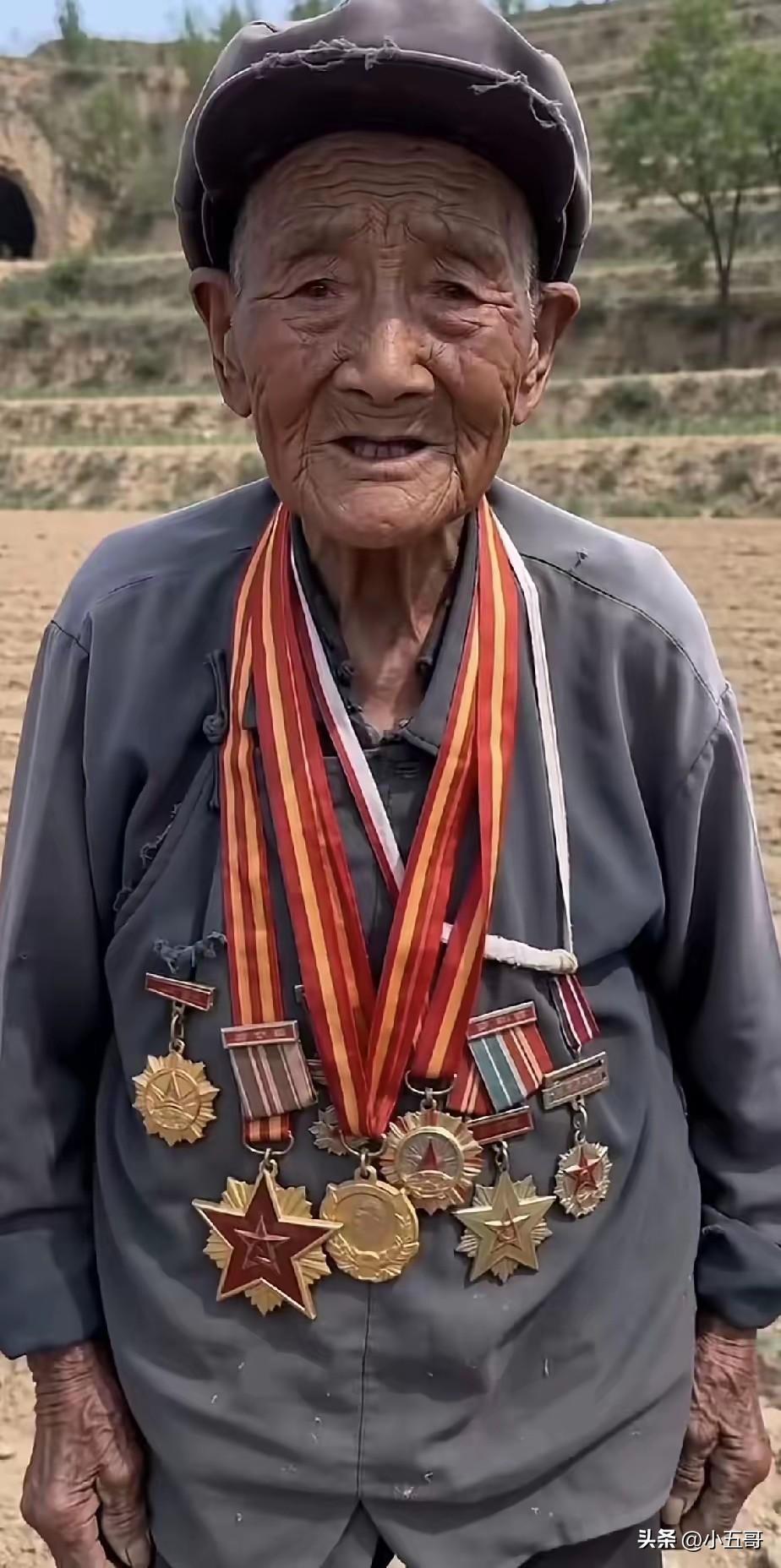 向这位105岁高龄的抗美援朝老兵致敬！愿您老人家健康平安开心快乐！路过的也送给他