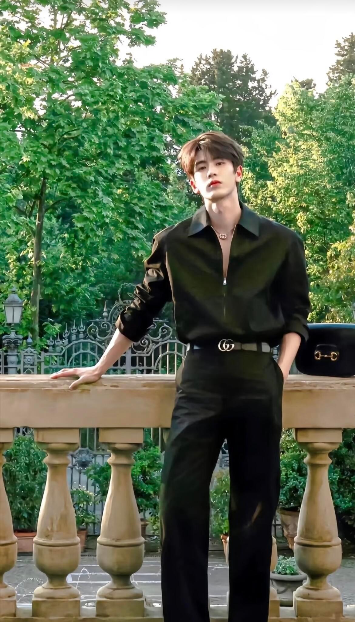 张凌赫硬曲配帅脸氛围感直接炸裂！激昂硬曲搭配张凌赫优越神颜，每一帧冲击力拉满。利