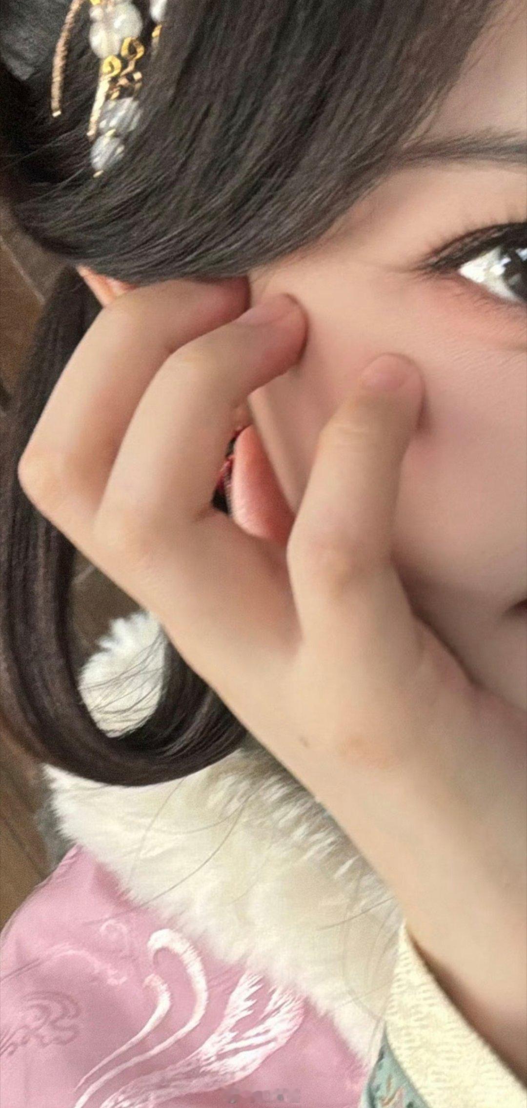 玥宝完全是可爱小女孩啊啊啊！一大早上给我看饿了如此可爱的小🐷蹄能不能给我啃啃