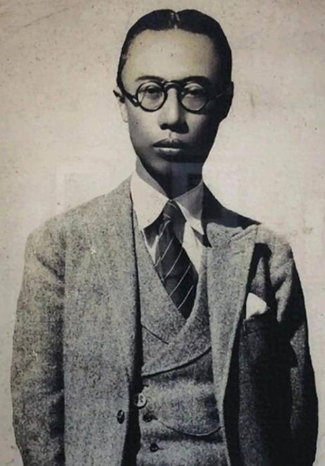 晚上，12岁的溥仪，被十几个宫女摁在床上玩游戏。他很兴奋，但玩了很久，还是累了，