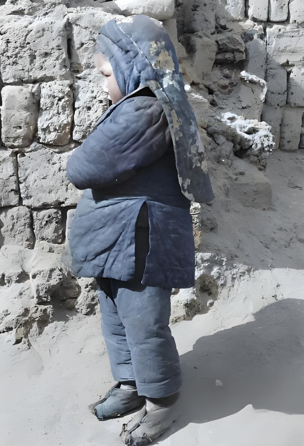 这是张在1932-1938年拍的老照片，地点在兰州。照片里是个穆斯林小姑娘，她戴
