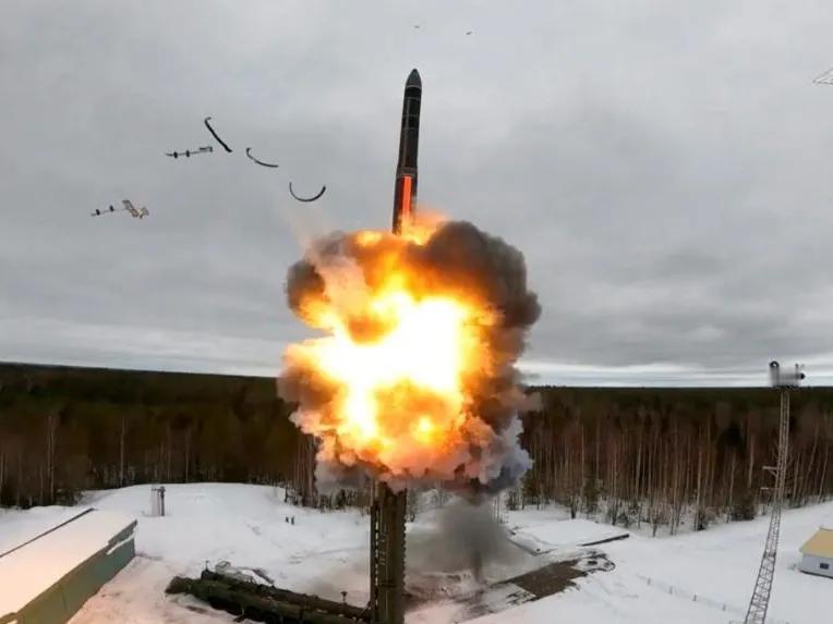 首先，这所谓的“包围”到底是虚是实？俄方声称已完成合围，乌方却只承认“局势艰难”