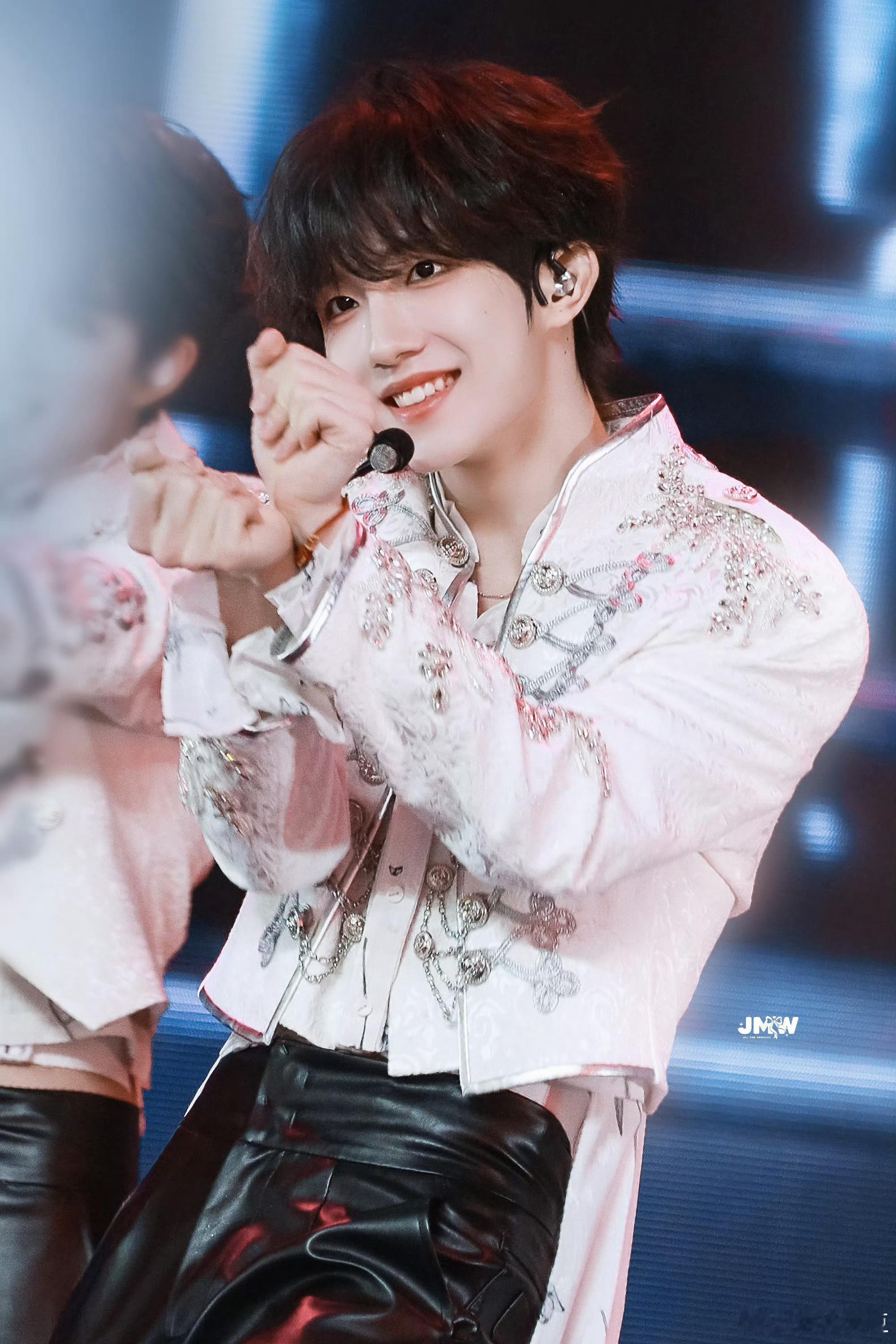 苏新皓少女偶像谁懂啊！苏新皓才是内娱少女偶像的天选范本✨ 舞台上是闪闪发光的白马