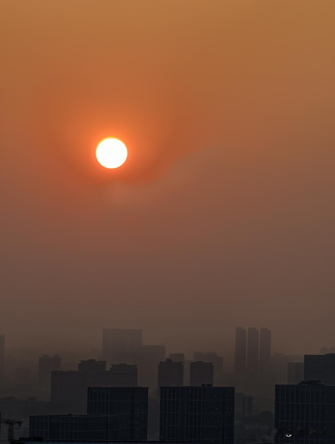 「广州」17:20分的夕阳，好像没有温度一样，伸手可触。