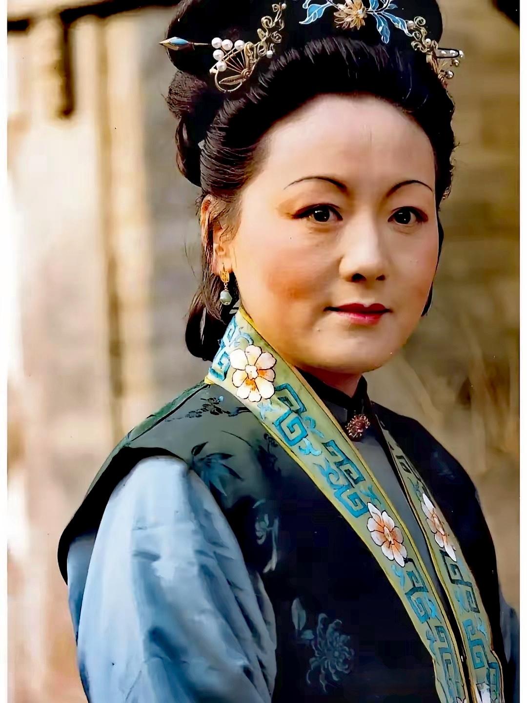 邓婕，哀痛难忍！1月22日，一向低调的邓婕，突然通过社交平台发文，字里行间都是悲
