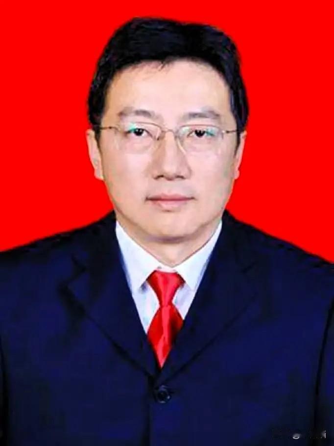 辛辛苦苦干到厅级位置，
临近退休却栽了跟头，实在让人感慨。
这位干部从地方财政岗