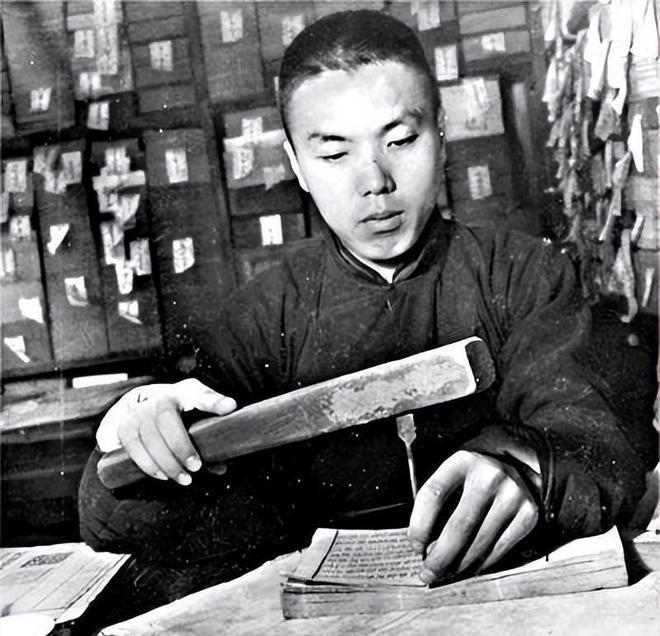 1950年冬，广西玉林一间阴冷潮湿的死囚牢房里，六十多岁的陈善文缩在角落的草席上