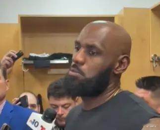 NBA常规赛揭幕战，76人客场106-100战胜卫冕冠军尼克斯。赛后，詹姆斯接受