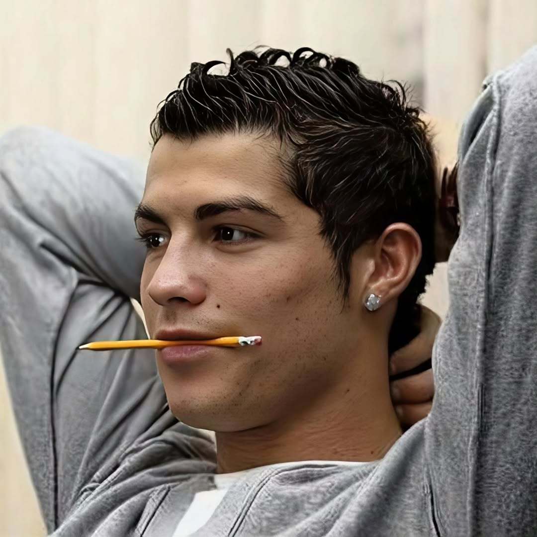 C罗c罗 咬住铅笔的体育生好乖的小狗 