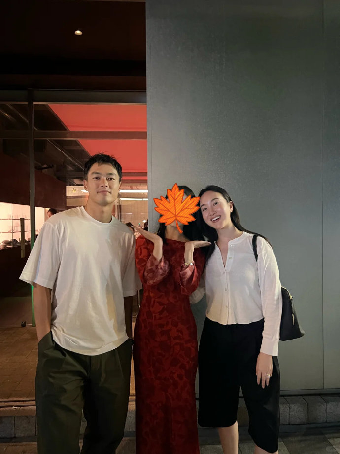 酒吧偶遇杨祐宁和老婆 有网友在酒吧偶遇杨祐宁和他老婆阿梅，夫妻二人热情和网友合影